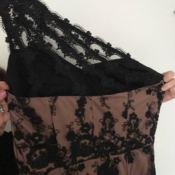 Nude and black lace gown - Picture 2 of 6